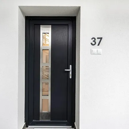 Sybill Apartment *